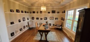 Learn to create impeccable interiors, like this sitting room with a warm, inviting atmosphere, with TAMA Painting.